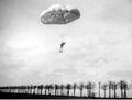 1912 Erster Fallschirmabsprung Albert Berry.jpg